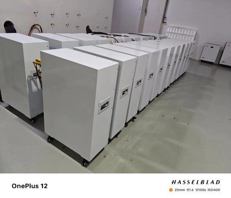 10.24 kWh-30 kwh Batterie solaire de stockage Lithium-ion Portée de puissance de sortie pour la connexion au réseau